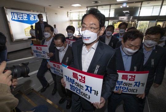 국민의힘 의원 13명이 13일 경기도청에 항의방문해 대장동 게이트 의혹과 관련한 자료제출 미흡을 비판하고 있다. 국회사진기자단=연합뉴스